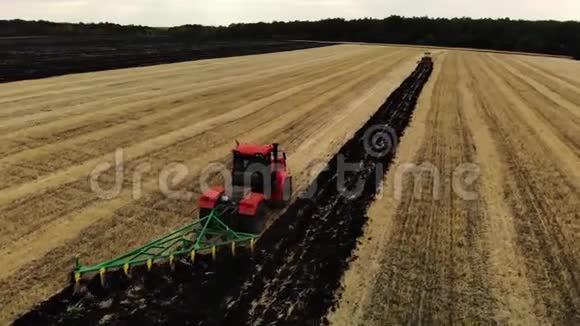 近距离观看红色拖拉机耕田准备播种土地空中观景农民在准备拖拉机视频的预览图