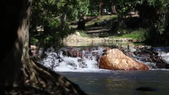山河上的景观急流和小河流视频的预览图