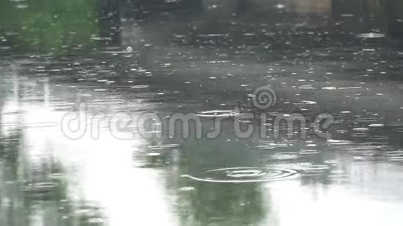 平静的河流上下雨视频的预览图