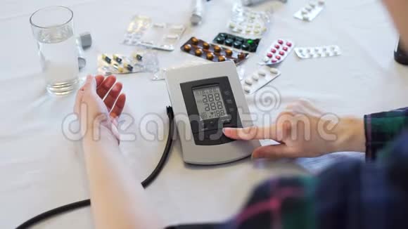 测量办公桌血压的年轻女性视频的预览图