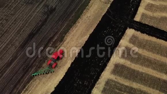 拖拉机耕田备地播种空中旋转视图农民在农场准备土地拖拉机红色视频的预览图
