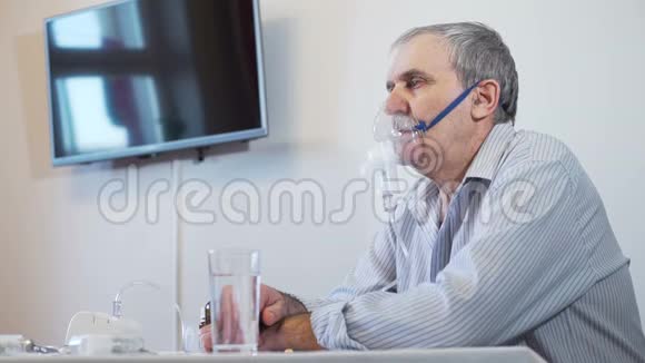 老人吸入气溶胶视频的预览图
