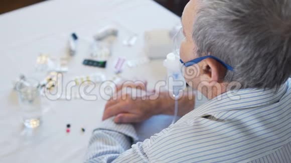 哮喘问题的老人吸入视频的预览图