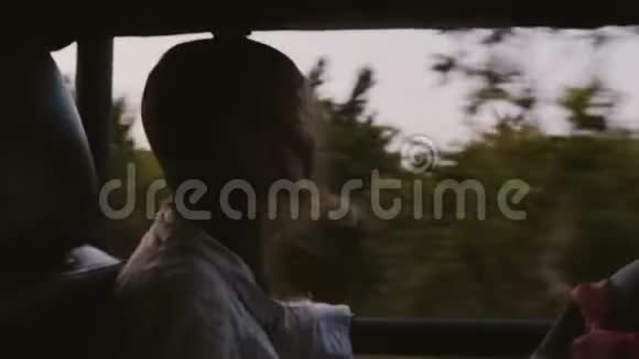 快乐的小女孩轻松的微笑游客骑在旅行车里头发随风飘荡在远足视频的预览图
