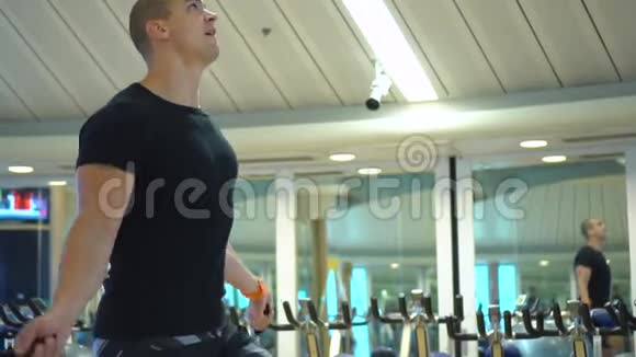 年轻的体育运动员在健身房训练跳绳视频的预览图