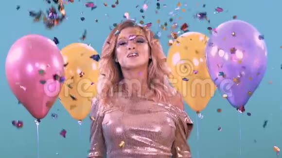 女人穿着漂亮闪亮的裙子在派对上跳舞带着气球和糖果视频的预览图