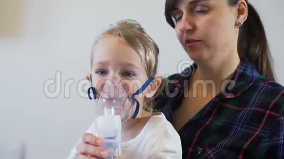 年轻女性用喷雾器吸入女儿视频的预览图