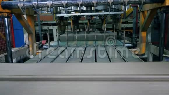 自动化机器在工厂把模具切割成砖视频的预览图