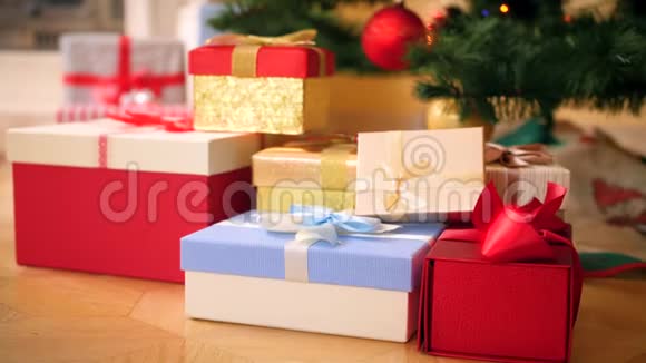 4k摄像机在圣诞树下躺在地上的一大堆圣诞礼物和礼物上慢慢旋转视频的预览图
