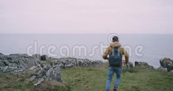 快乐的游客来到了令人惊叹的地方在莫赫悬崖顶部的爱尔兰他欣赏周围的风景视频的预览图