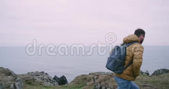 带着令人惊叹的景观在悬崖中间旅行的人独自穿过大岩石视频的预览图
