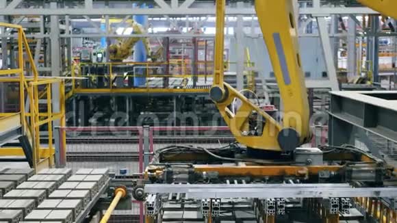 在工厂工作时工作机械臂会挑砖视频的预览图