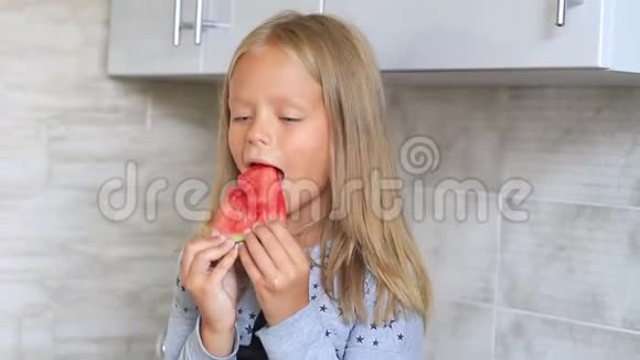 小女孩在厨房里吃西瓜视频的预览图