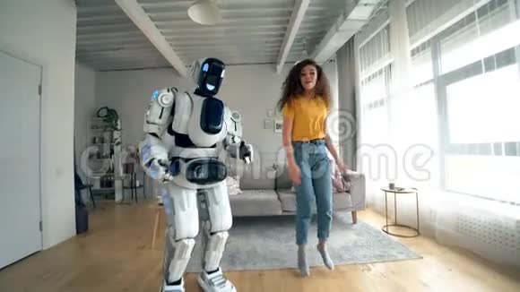 年轻的女人和机器人一起跳舞Cyborg和人类概念视频的预览图