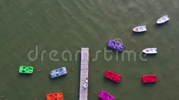 海上度假村木码头附近的彩色塑料船视频的预览图