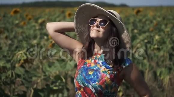 戴墨镜和草帽的旅游女孩的肖像视频的预览图
