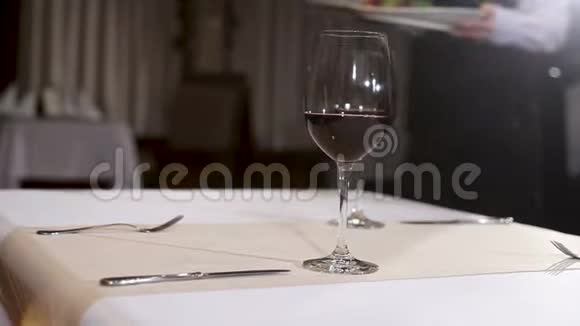一对浪漫的情侣在餐馆里约会服务员为他们服务视频的预览图