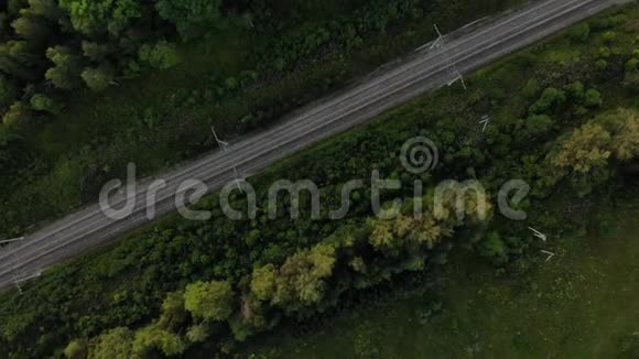 从空中可以看到铁轨摄像机围绕铁轨旋转视频的预览图