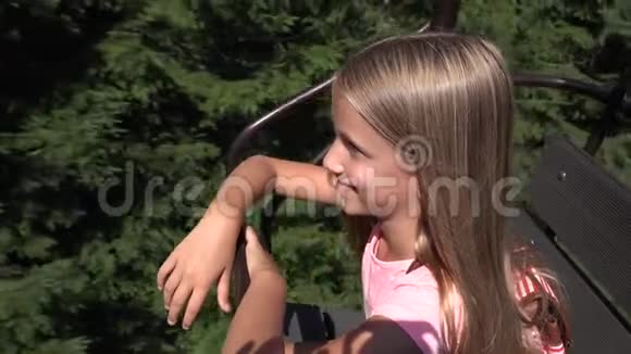 滑雪缆车上的儿童滑雪缆车上的旅游女孩高山铁路上的儿童视频的预览图