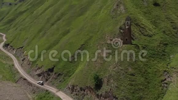 在前往图什蒂的路上可以看到靠近莱巴伊斯卡里塔的汽车景观北格鲁吉亚空中录像视频的预览图