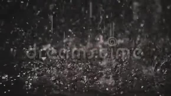灯光下黑暗中的雨滴视频的预览图