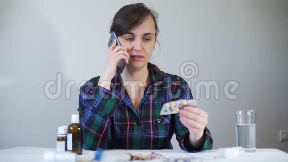 妇女咨询账单信息电话视频的预览图