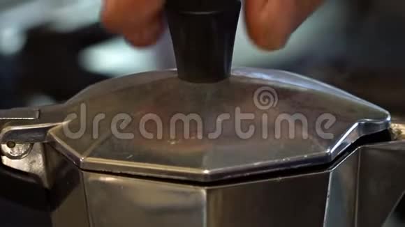 混合煮好的咖啡视频的预览图