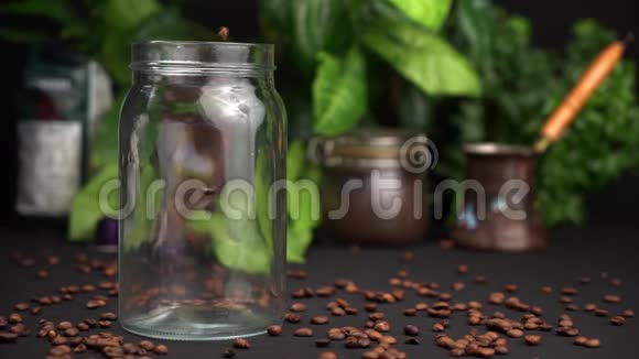 空的透明罐子里装满了咖啡豆关上罐子的盖子视频的预览图