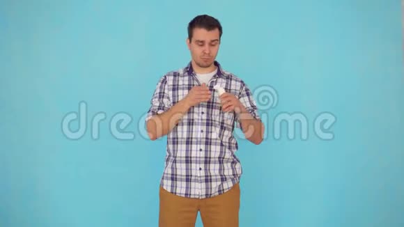 一个穿衬衫的中年男人使用一种保护霜视频的预览图