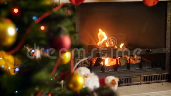 在为庆祝圣诞节或新年而装饰的客厅壁炉里燃烧的木头的4K镜头完美完美完美视频的预览图