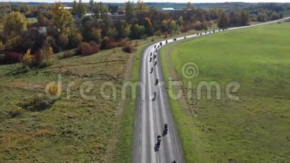 摩托车骑车人栏在秋路季节关闭空中视频的预览图