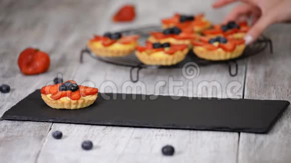 美丽美味的夏季小馅饼与新鲜奶油奶油馅与草莓和蓝莓视频的预览图