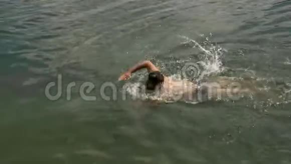 男游泳运动员在公海游泳视频的预览图