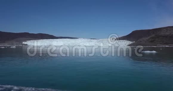 伊卢利萨特附近格陵兰岛EqiEqipSermia冰川的4k视频从气候变化中融化冰川乘船游览视频的预览图