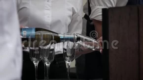 服务员把香槟倒进玻璃杯里视频的预览图
