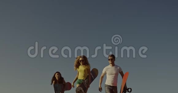 三个人用沙板把沙子直接塞进相机体育旅游生活方式商业广告概念视频的预览图