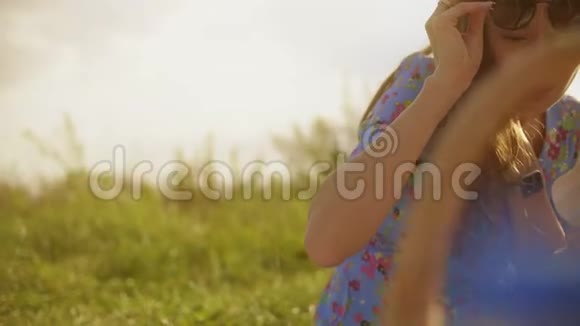 小女孩和她妈妈在夏天野餐视频的预览图