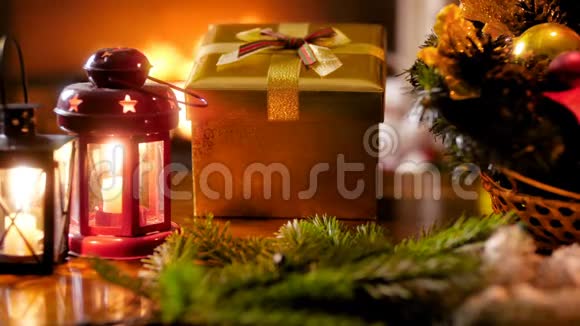 圣诞花圈蜡烛灯笼和圣诞老人在木桌上的新年礼物的特写镜头视频的预览图
