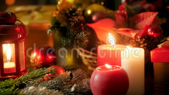 在木制餐桌上特写4k的蜡烛礼物和礼物灯笼圣诞花环的画面视频的预览图