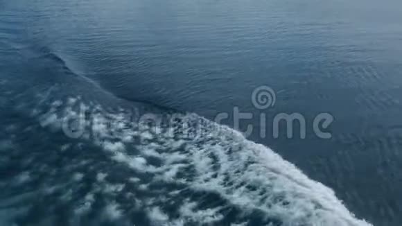 蓝色海水带船迹慢动作水泡沫跟踪船视频的预览图