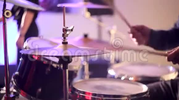 鼓手在鼓上打筷子鼓棒在盘子和鼓套上视频的预览图