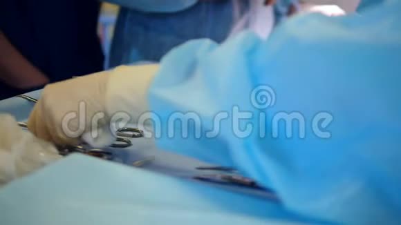外科助理清洁金属托盘上的医疗剪刀视频的预览图