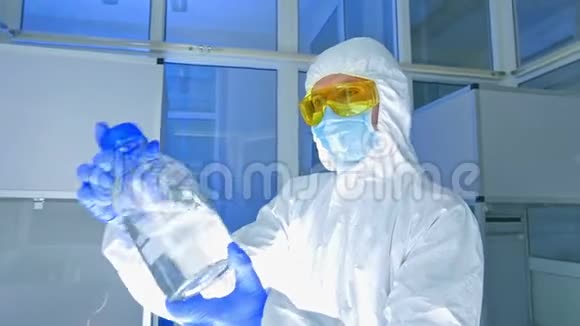 化学实验室活性防护服摇瓶科学家视频的预览图
