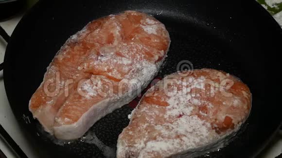 煎锅里的生三文鱼牛排健康海鲜视频的预览图