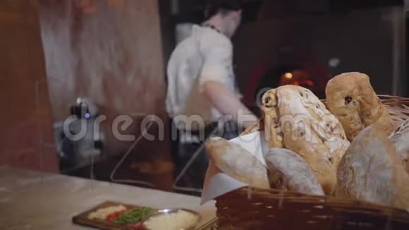 新鲜出炉的面包放在篮子里摆在现代餐厅的桌子上烹饪和烤箱视频的预览图
