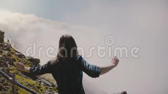 在史诗般的尼亚加拉瀑布全景中慢动作快乐兴奋的旅游妇女微笑着跳跃着巨大的喜悦视频的预览图
