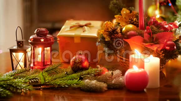 4k视频燃烧蜡烛和壁炉在客厅为庆祝圣诞节和新年指定完美的镜头视频的预览图