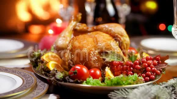 4k片烤火鸡配蔬菜和蔓越莓在客厅装饰庆祝圣诞节或新视频的预览图