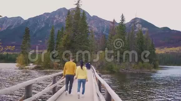 加拿大阿尔伯塔省的金字塔湖碧玉秋天在湖边观赏日落秋天在湖边落色视频的预览图