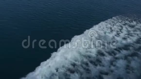 蓝色海水带船迹慢动作水泡沫跟踪船视频的预览图
